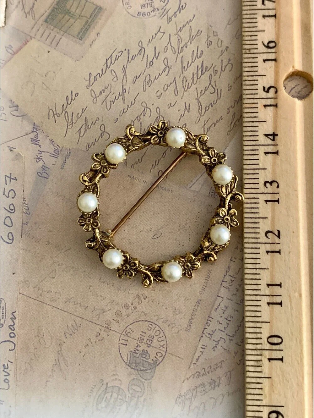 Vintage Charming Gold Tone Floral Pearl Circle Brooch Pin Accessory